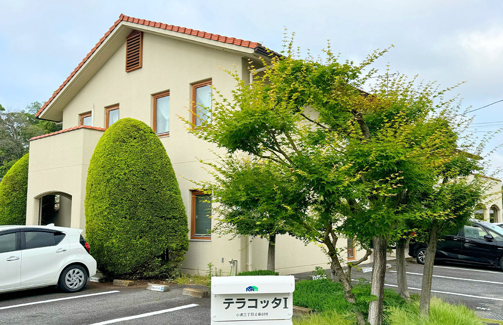 オレンジ色のレンガ屋根の建物2階